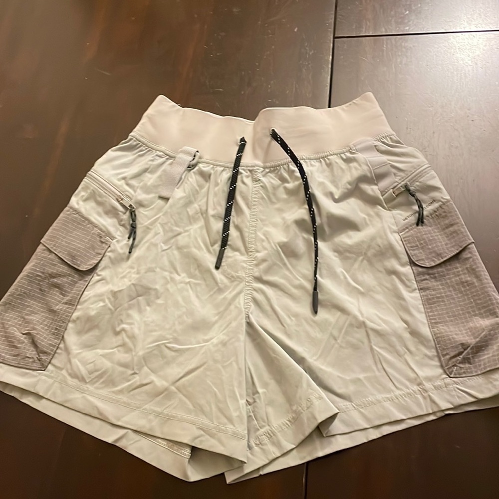 Lululemon Multi-Pocket Cargo High-Rise Hiking Short 5”